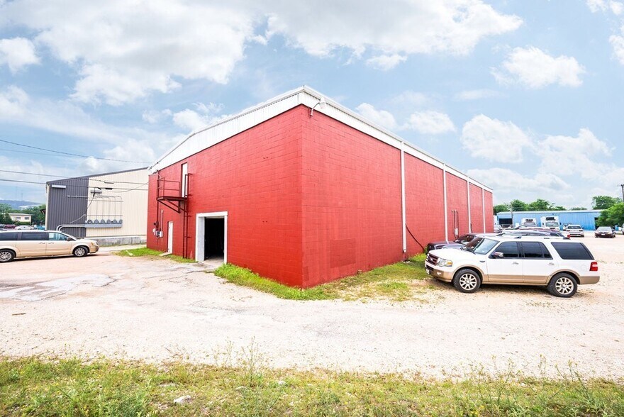 More Photos Of 1100 Water St, Kerrville Warehouse For Sale