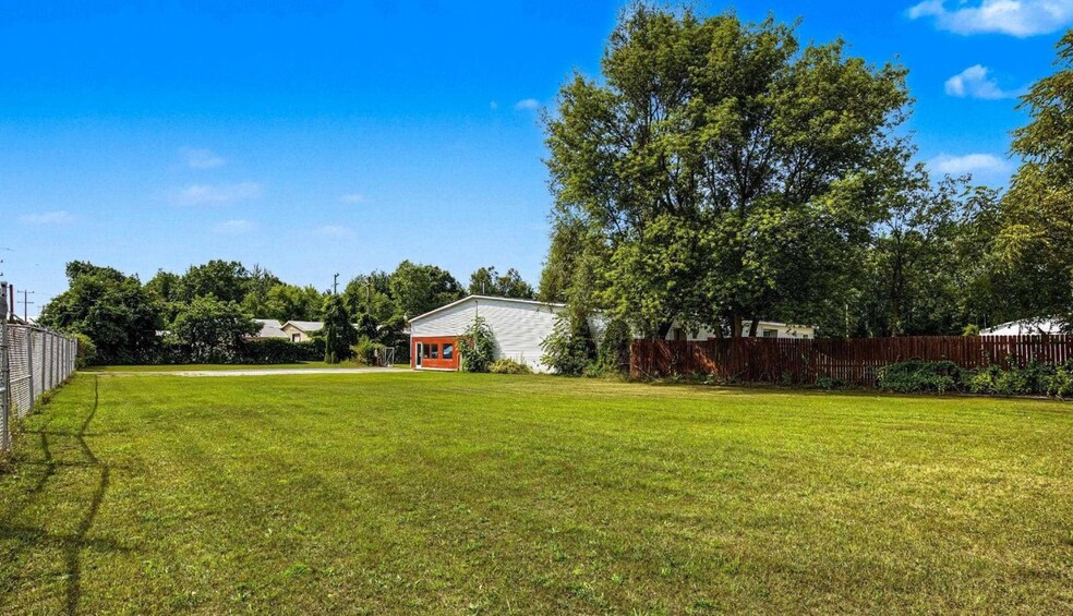 More Photos Of 3905 32nd St, Port Huron Showroom For Sale