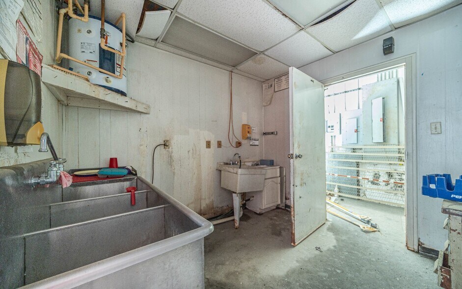 More Photos Of 6669 US-129 Hwy, Live Oak Convenience Store For Sale