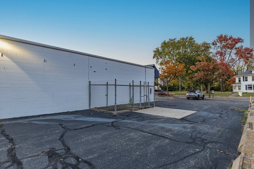 More Photos Of 2419 E High St, Springfield Storefront For Sale