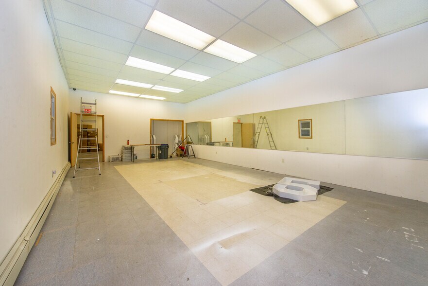 More Photos Of 148 Myer St, Hackensack Warehouse For Lease