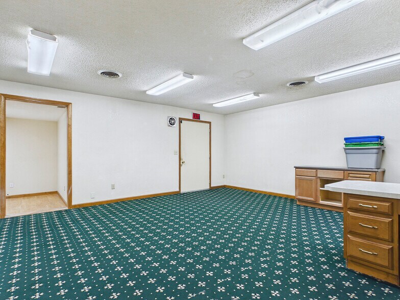 More Photos Of 201 W High St, Edwardsville Showroom For Sale