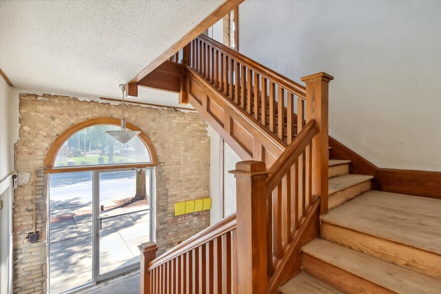 More Photos Of 225 E Superior St, Alma Office For Sale