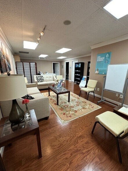 Primary Photo Of 3921-3951 University Dr, Fairfax Office For Lease