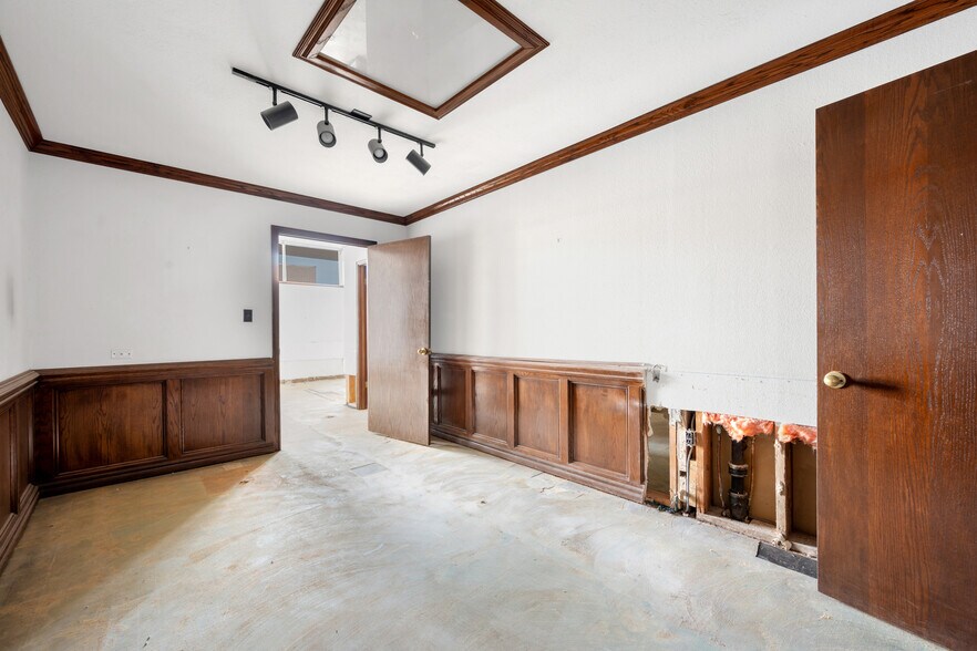 More Photos Of 308-310 S Main St, Lindsay Office For Sale