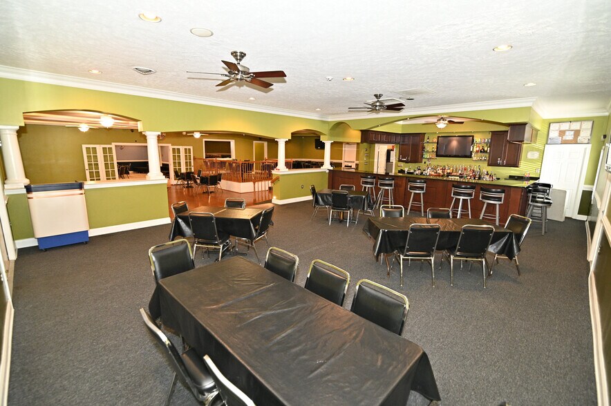 More Photos Of 7670 Hawthorne Rd, La Plata Bar For Sale