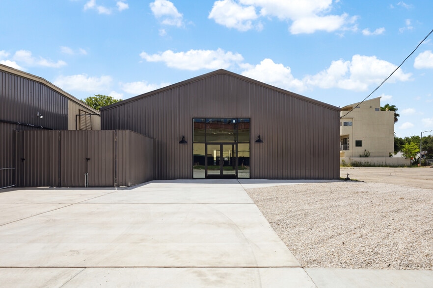 More Photos Of 2102-2112 Pease St, Houston Unknown For Lease