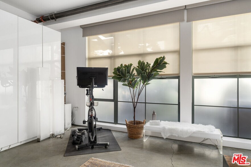 More Photos Of 1046 Princeton Dr, Venice Loft Creative Space For Sale