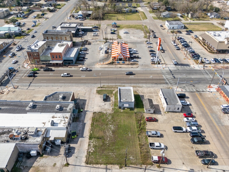 More Photos Of 2015 Avenue F, Bay City Office For Lease