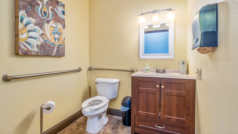 More Photos Of 206-216 E Ludington St, Iron Mountain Medical For Sale