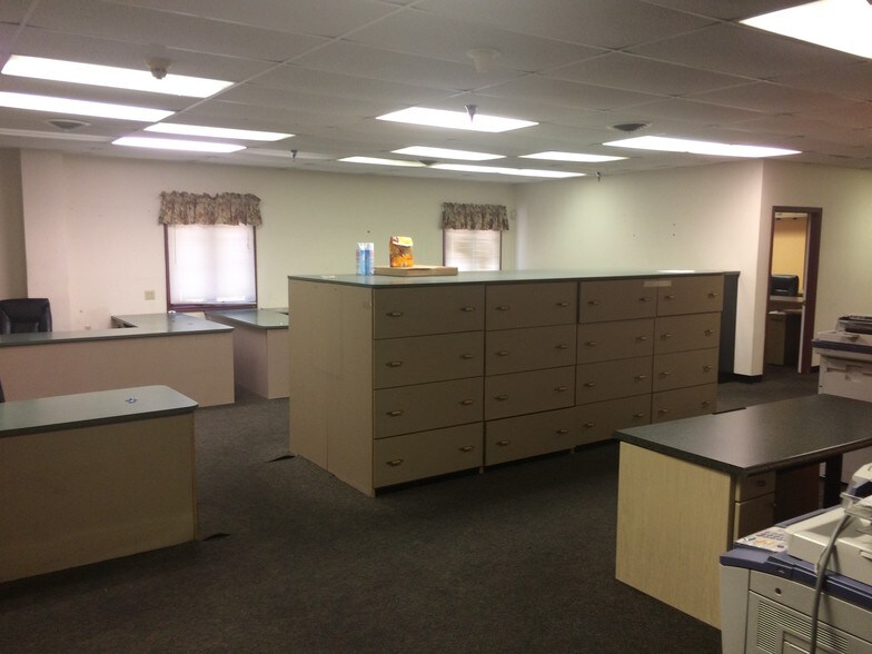 More Photos Of 125 Roxbury Industrial Ctr, Charles City Warehouse For Lease