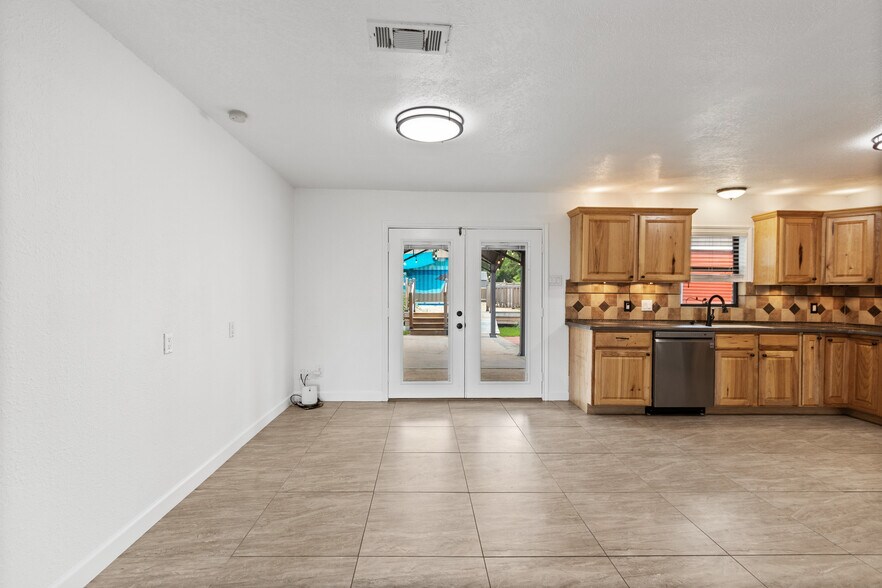 More Photos Of 16815 Avenue A, Channelview Truck Terminal For Sale