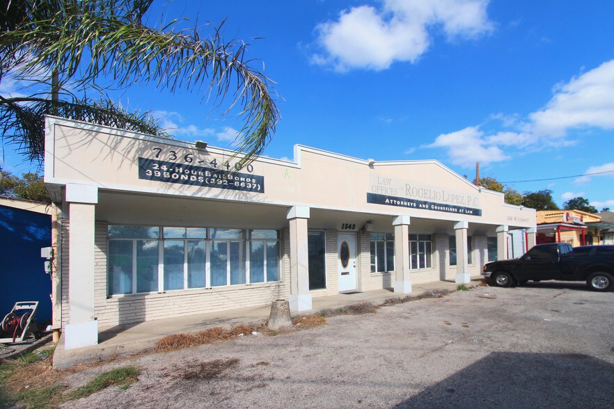 More Photos Of 1543 W Summit Ave, San Antonio Showroom For Sale