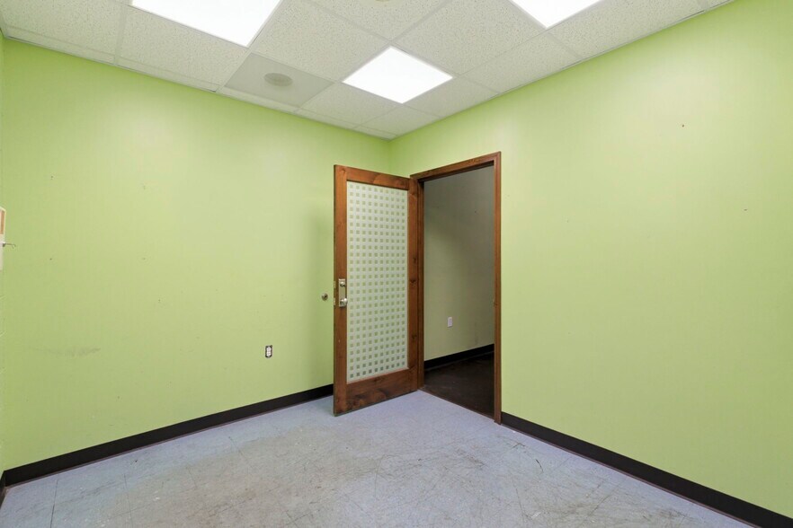 More Photos Of 1445 S Glenstone Ave, Springfield General Retail For Lease