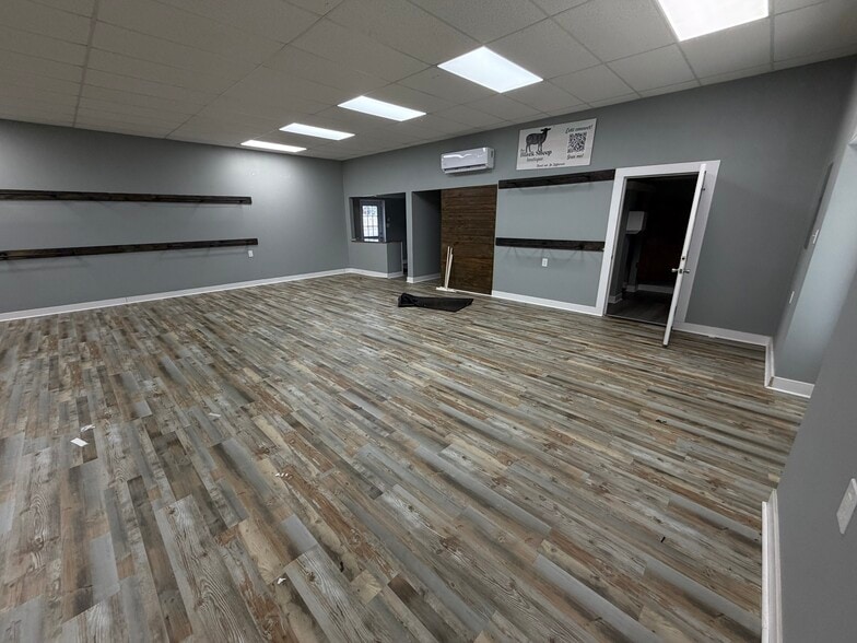 More Photos Of 219 S 2nd St, Cabot Auto Repair For Lease