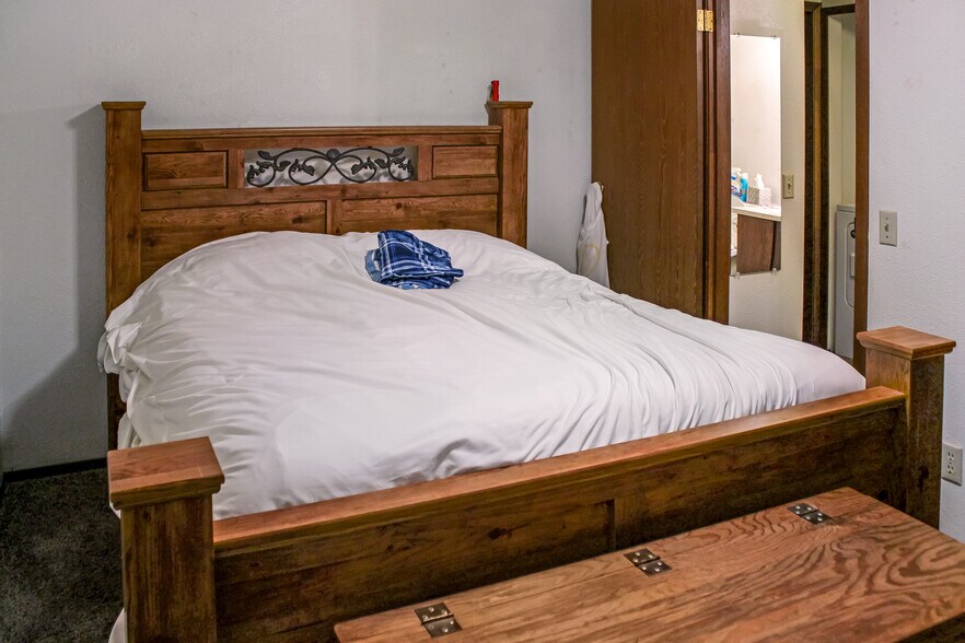 More Photos Of 932 Oilfield Ave, Shelby Multifamily For Sale