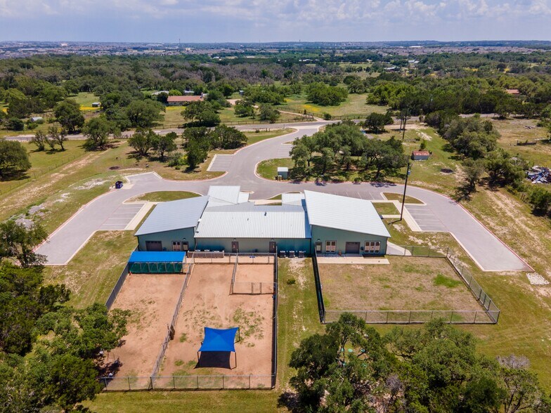 More Photos Of 1410 Live Oak Rd, Leander Showroom For Sale