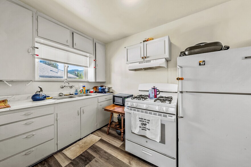 More Photos Of 807 NW 5th St, Grants Pass Apartments For Sale