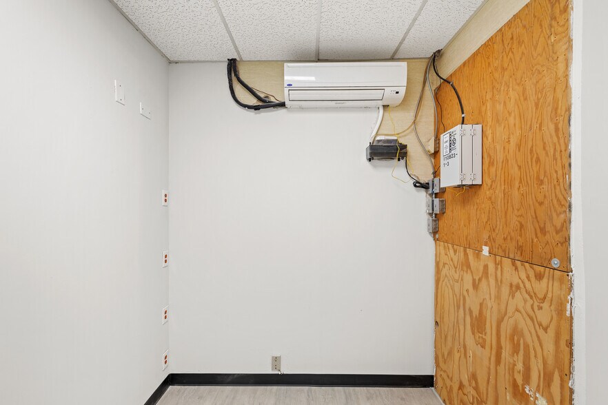 More Photos Of 10823 Sanden Dr, Dallas Flex For Lease