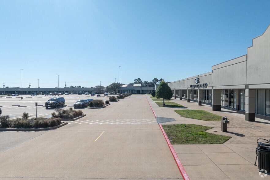 More Photos Of 3701 Outlet Center Dr, Sealy Unknown For Lease