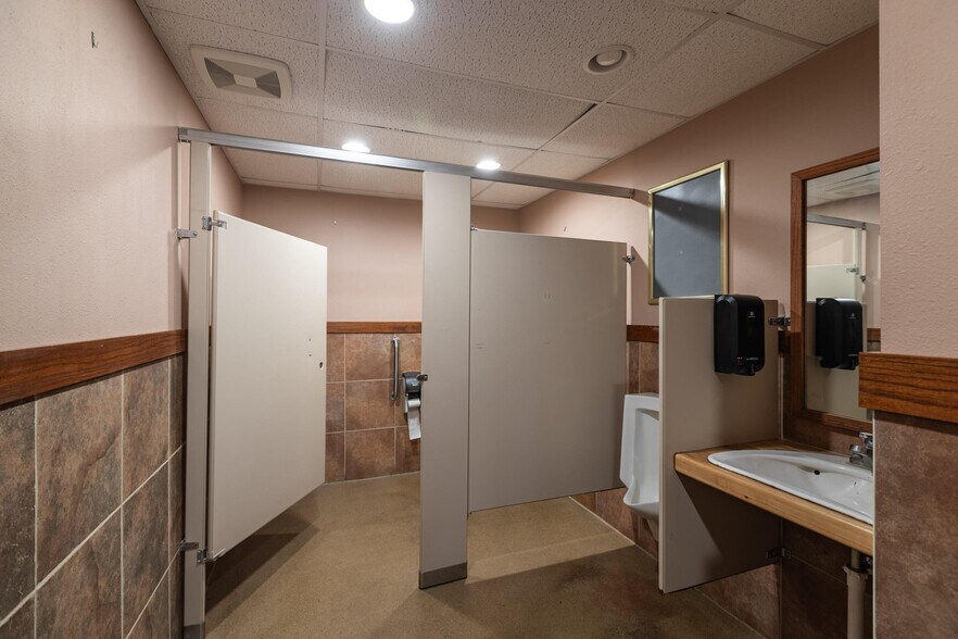 More Photos Of N18078 County Road T, Galesville General Retail For Sale