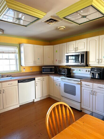 More Photos Of 6151 Maddox Blvd, Chincoteague Hotel For Sale