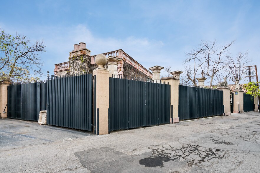 More Photos Of 8435 Melrose Ave, West Hollywood Storefront For Sale