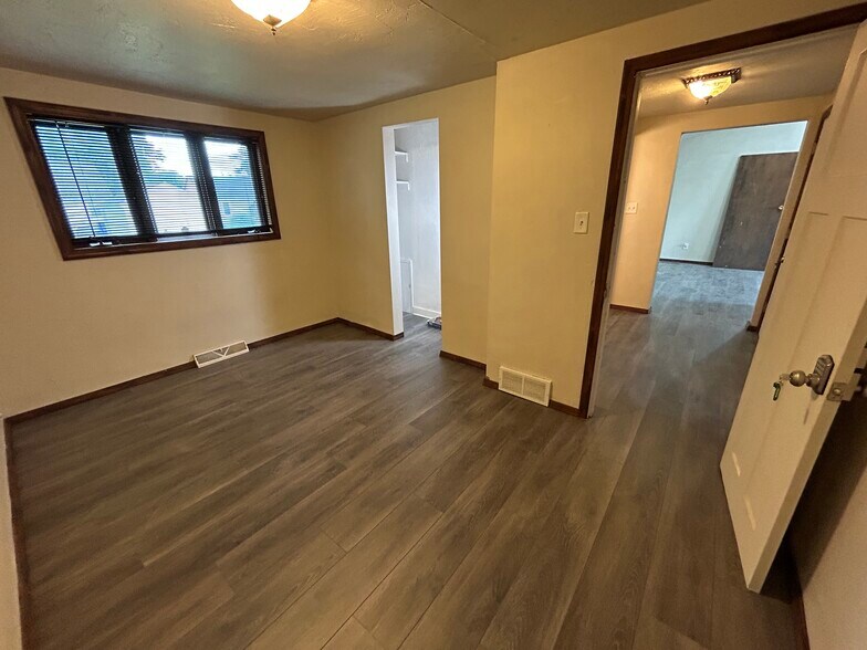 More Photos Of 802 S Military Ave, Green Bay Freestanding For Sale