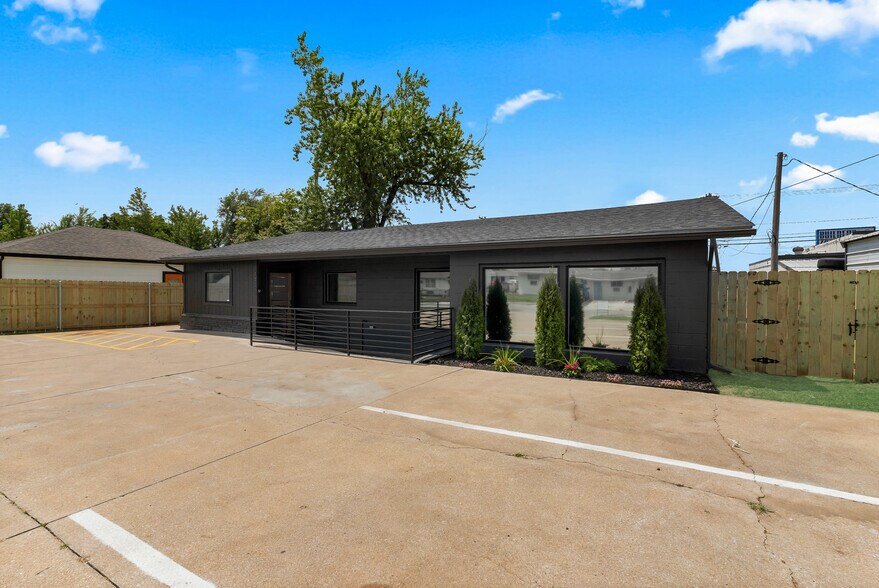 More Photos Of 836 N 1st St, Broken Arrow Coworking Space