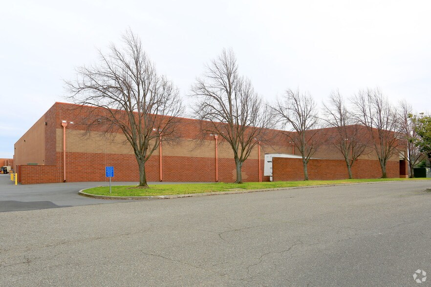 More Photos Of 1305-1350 Gateway Blvd, Fairfield Storefront For Lease