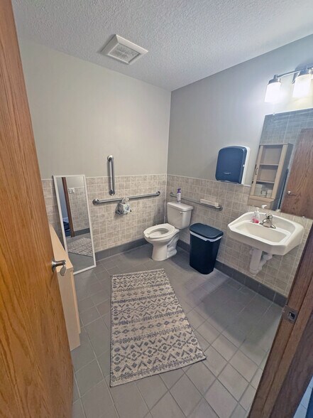 More Photos Of 444 N 12th Ave N, South Saint Paul Office For Sale