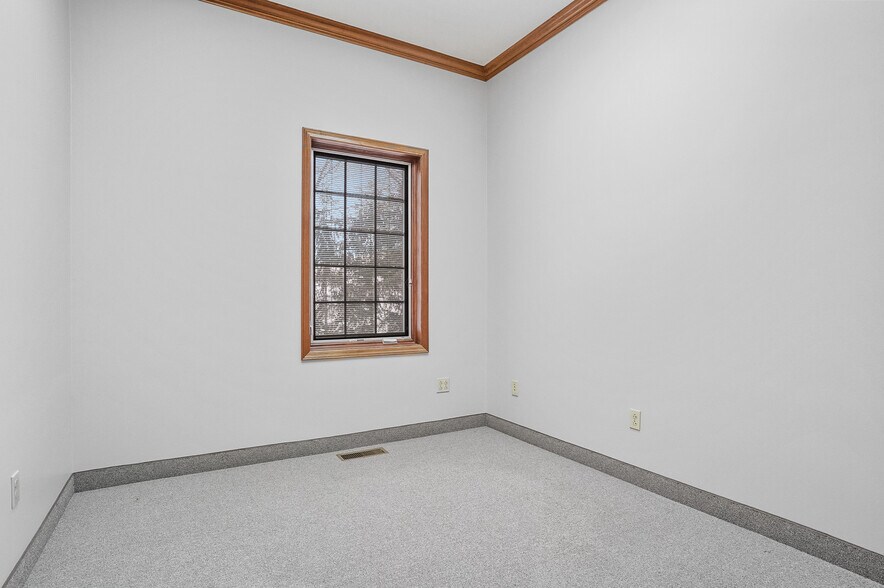 More Photos Of 120 W Aurora Rd, Northfield Medical For Lease