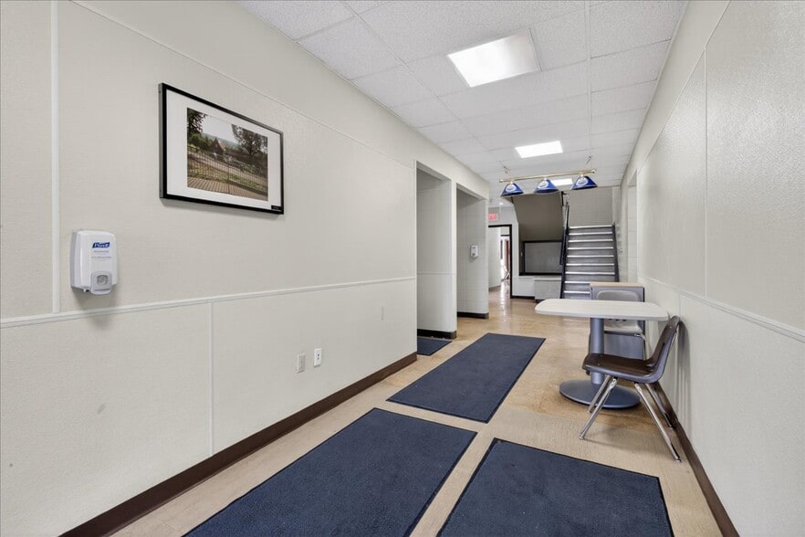 More Photos Of 11831 123 St NW, Edmonton Office For Sale