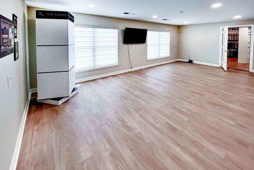 More Photos Of 10388 In-662 W, Newburgh Freestanding For Sale