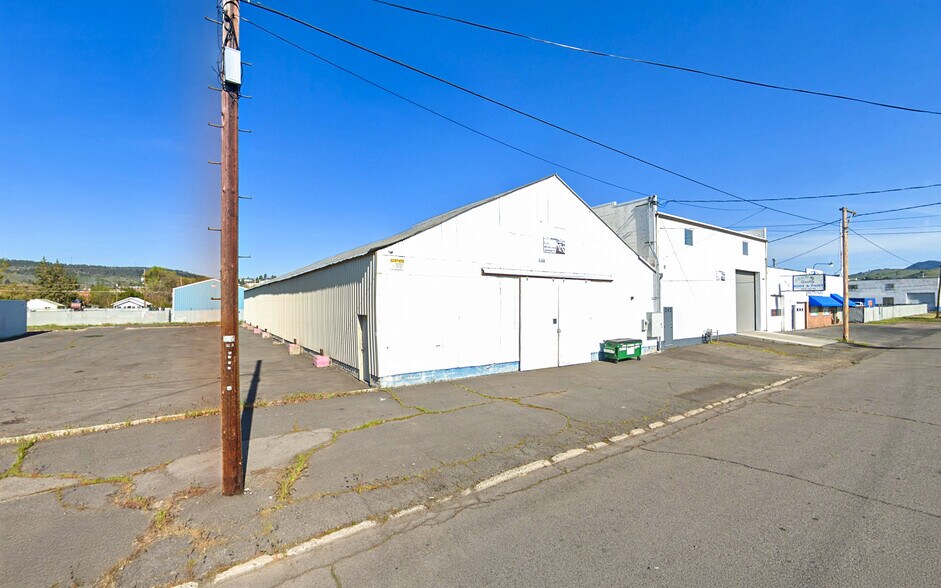 More Photos Of 242/284/292 Market St, Klamath Falls Manufacturing For Sale