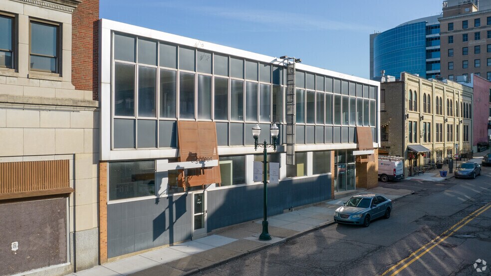 More Photos Of 18 W Lawrence St, Pontiac Loft Creative Space For Sale