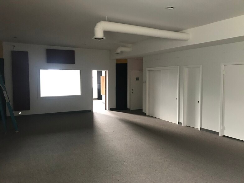 More Photos Of 2181 Central Pky, Cincinnati Loft Creative Space For Lease