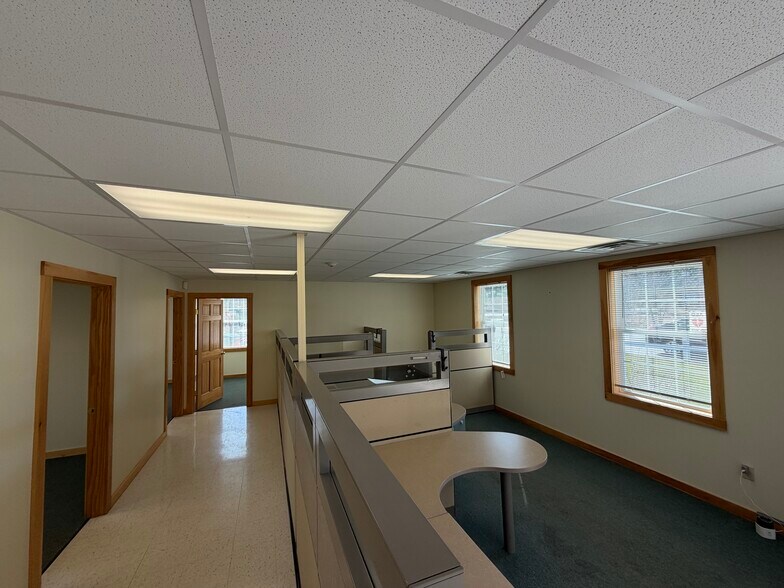 More Photos Of 1667 White Mountain Hwy, Sanbornville Showroom For Sale