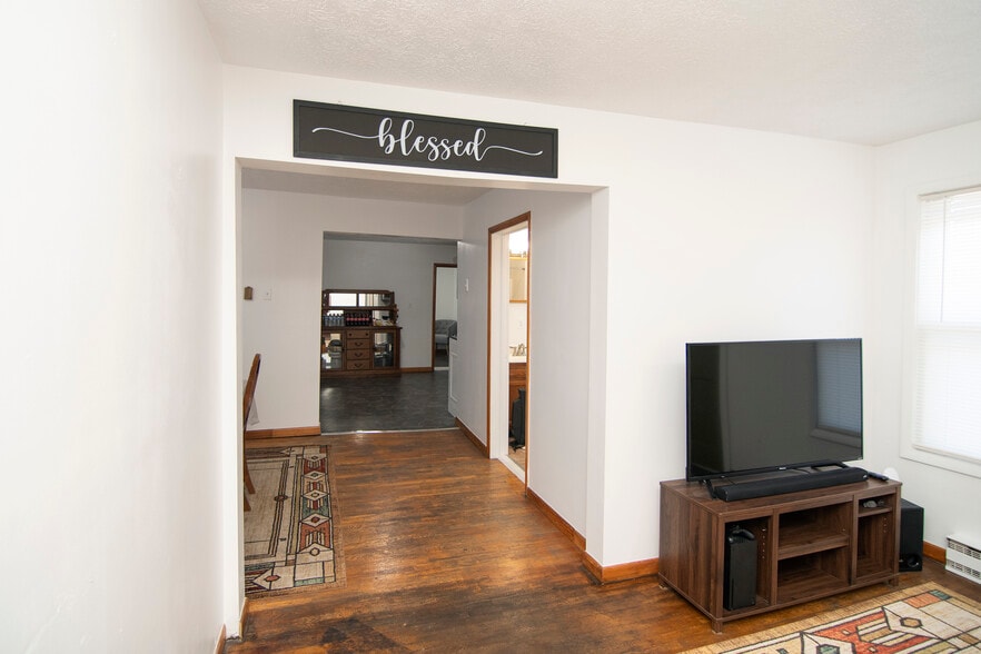 More Photos Of 449 Main St, Rainelle Storefront For Sale