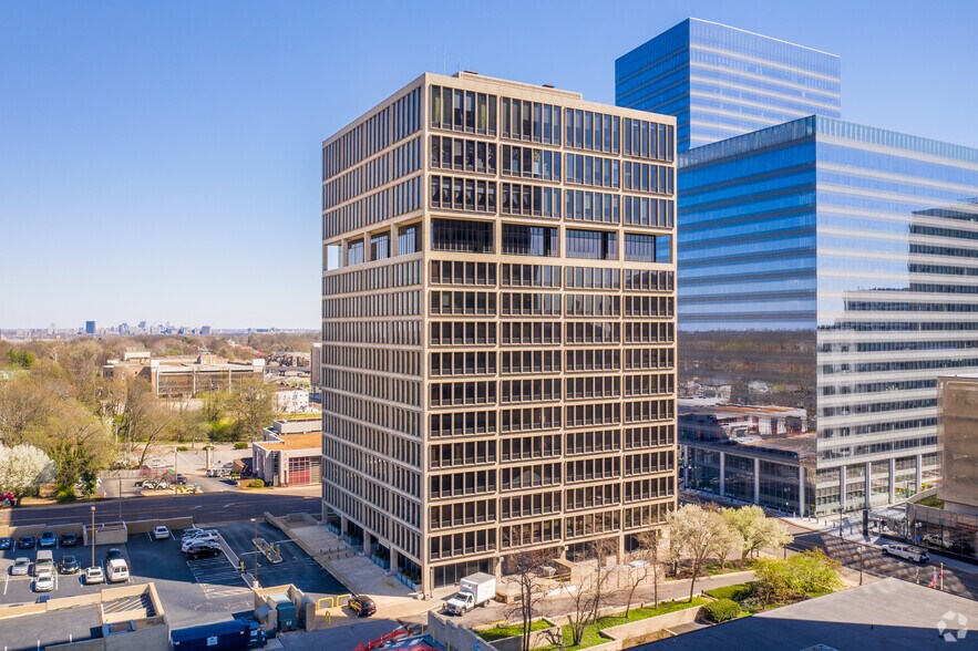 More Photos Of 7701 Forsyth Blvd, Clayton Office For Lease