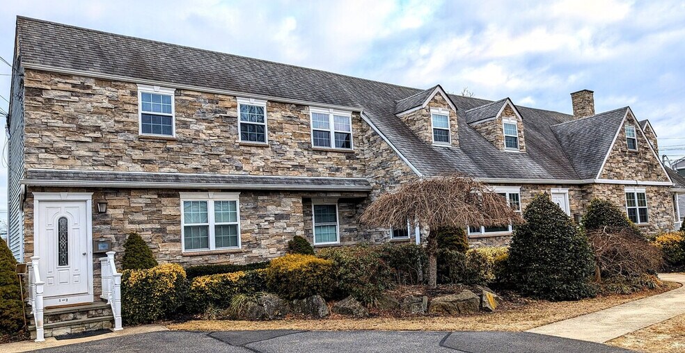 Primary Photo Of 28 Bohack Ct, Sayville Apartments For Sale