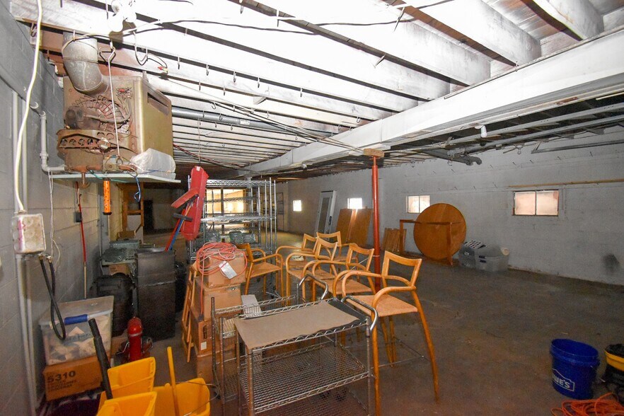 More Photos Of 443 W Walnut St, Danville Storefront For Lease