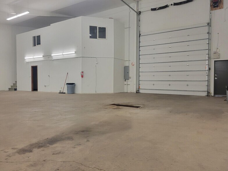 More Photos Of 503 Cleveland Ave N, Saint Paul Light Manufacturing For Lease