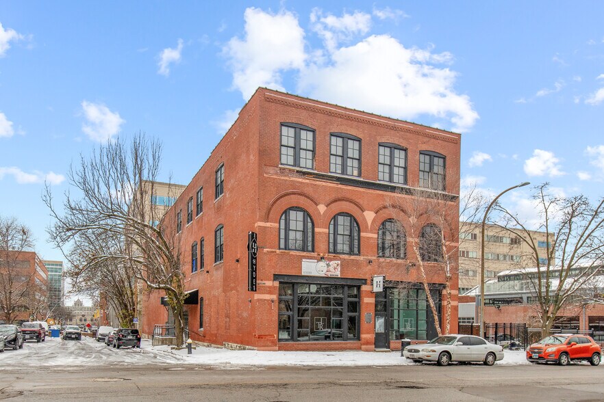 Primary Photo Of 1900-1904 Locust St, Saint Louis Restaurant For Lease
