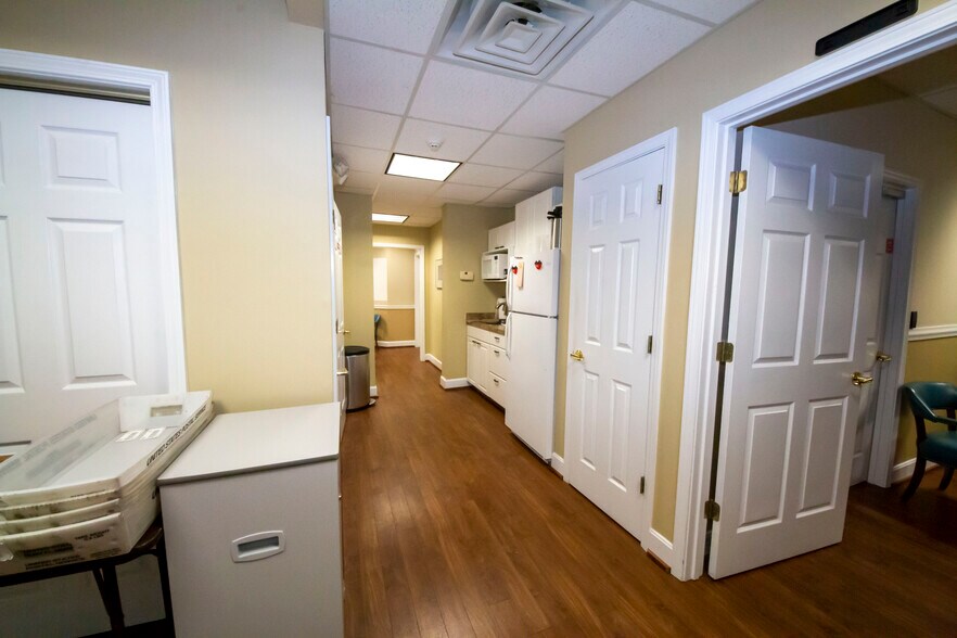 More Photos Of 303 Middletown Pky, Louisville Office For Lease