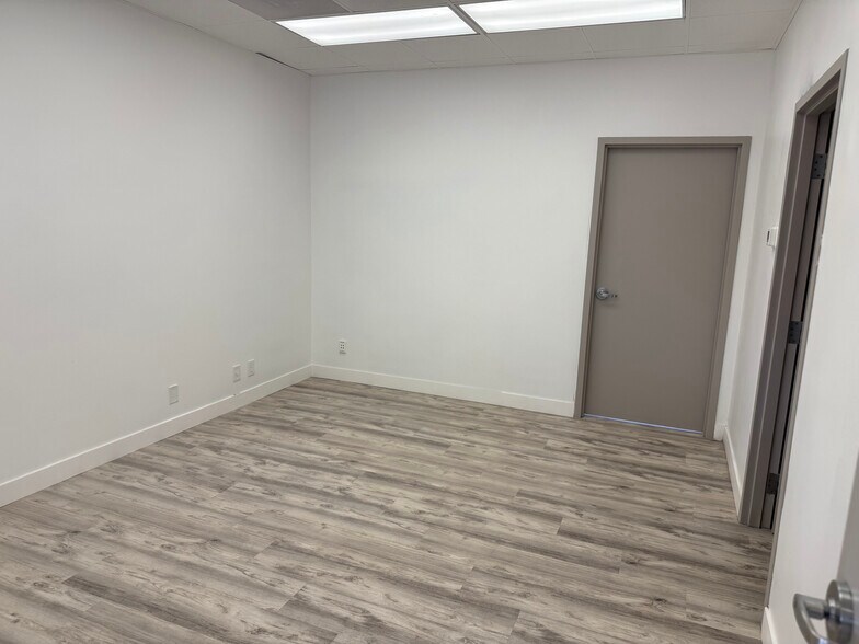 More Photos Of 3205 Beck Blvd, Naples Office For Sale