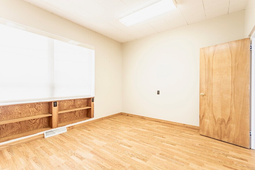 More Photos Of 1250 Franklin Ave, Brookville Office For Sale