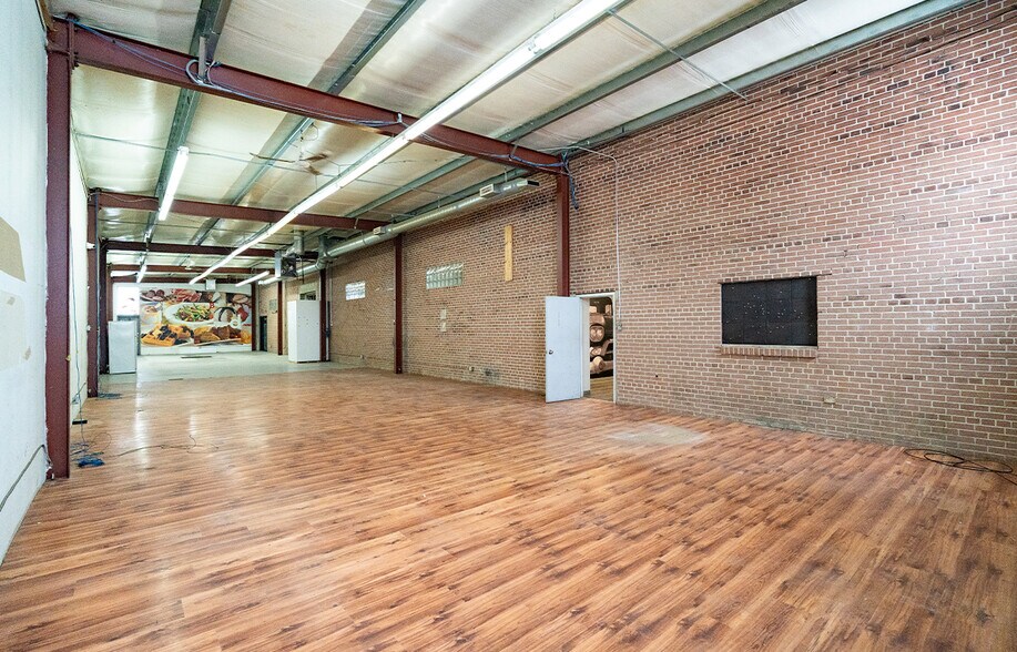 More Photos Of 1808 St Matthews Av, Winnipeg Office For Lease