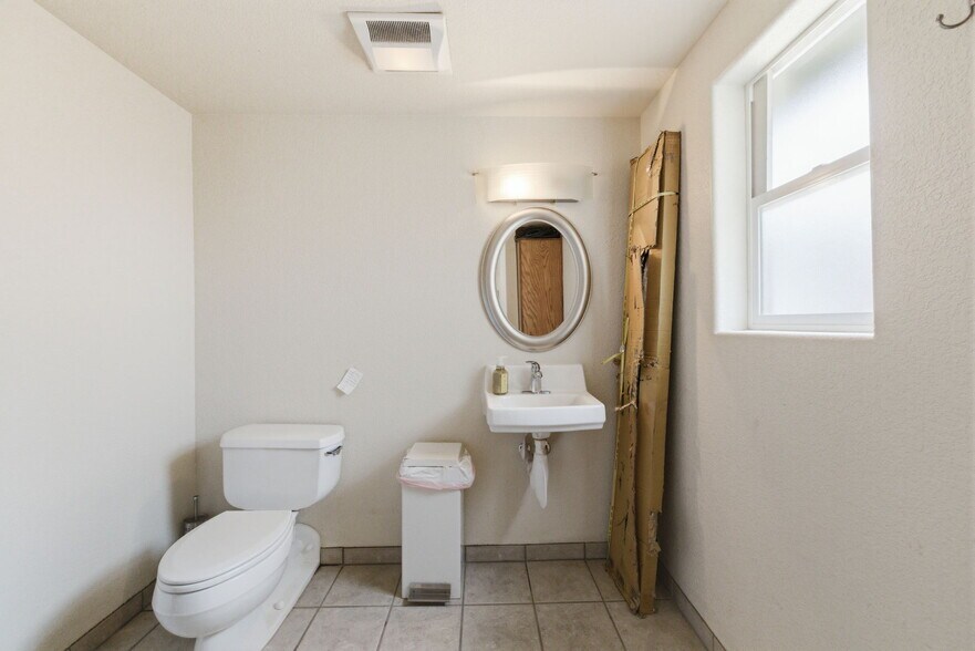 More Photos Of 137 S Shepherd St, Sonora Flex For Sale