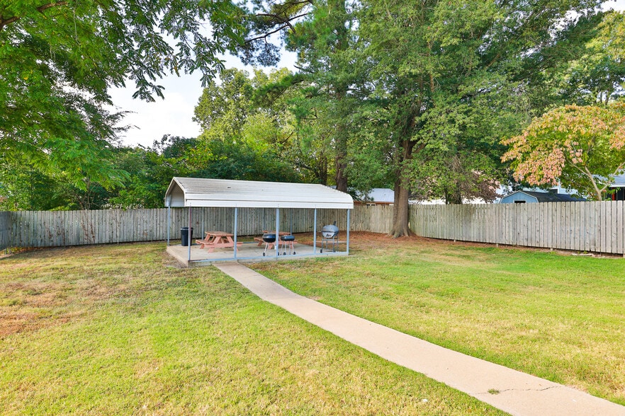 More Photos Of 551 Elm St, Martin Hotel For Sale